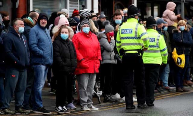 云开体育官网-近邻联赛暂停英超拉响警报 足球防疫或需要新举措